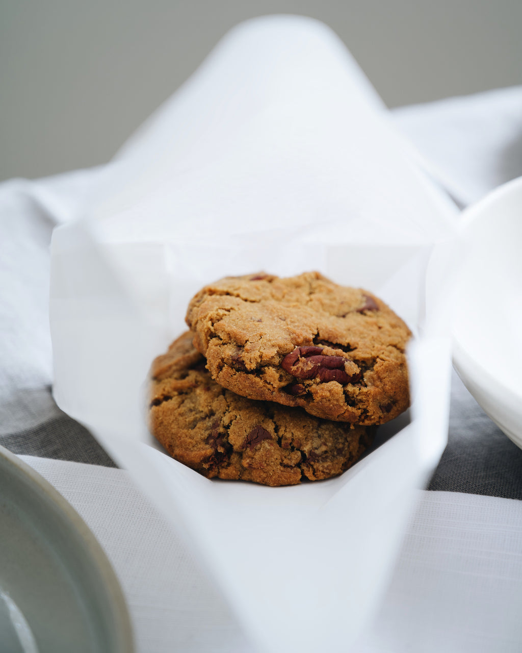 b) Pecan cookies with idduki hill chocolate